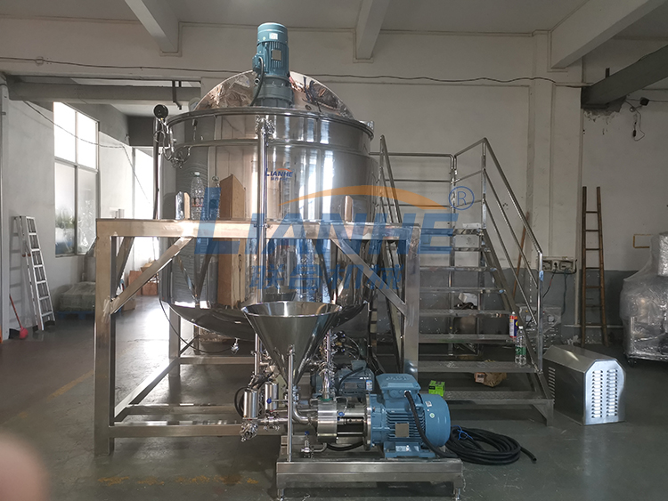2021-11-11，The [customized internal and external circulation homogenizing mixing pot] purchased by American customers from Guangzhou Lianhe Machinery Co., Ltd. is installed and commissioned today!