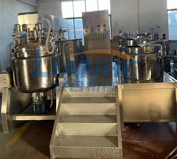 2021-12-14，A set of [300L vacuum emulsifier] purchased by a Korean customer from Guangzhou Lianhe Machinery Co., Ltd. is loaded and shipped today!