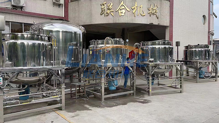 2021-12-04，The [2000L liquid washing mixing pot combination platform] purchased by a Venezuelan customer from Guangzhou Lianhe Machinery Co., Ltd. was packed and shipped today.