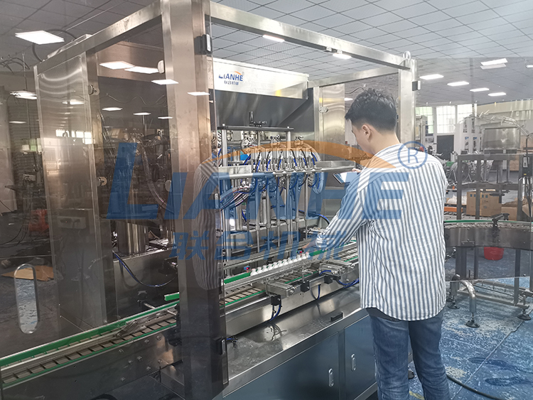2021-11-16, US customers purchased the [Fully Automatic Filling Line] from Guangzhou Lianhe Machinery Co., Ltd., and test the machine before delivery.